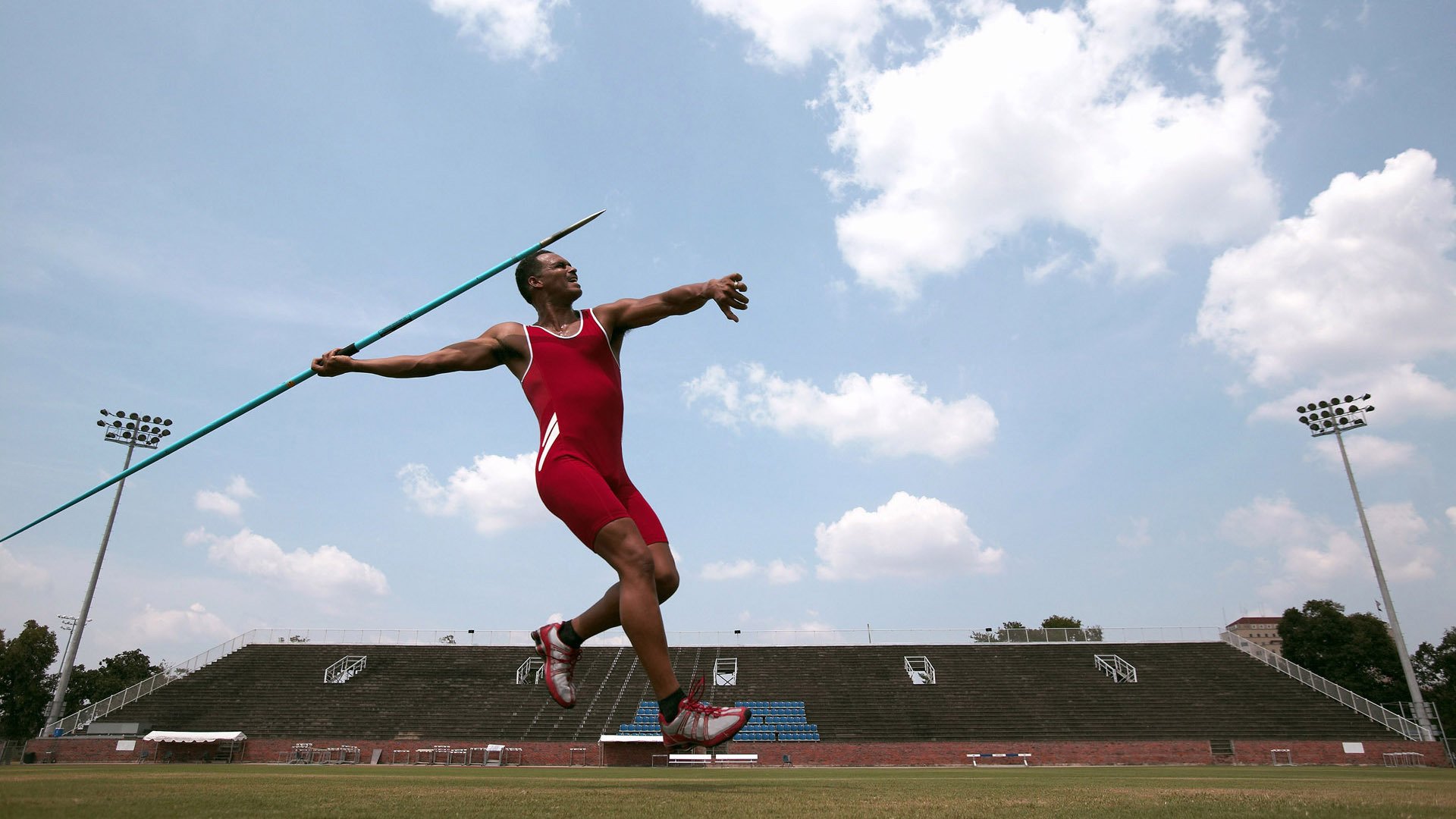广东宏远连续夺胜，争夺冠军目标坚定！，广东宏远队总冠军领奖画面